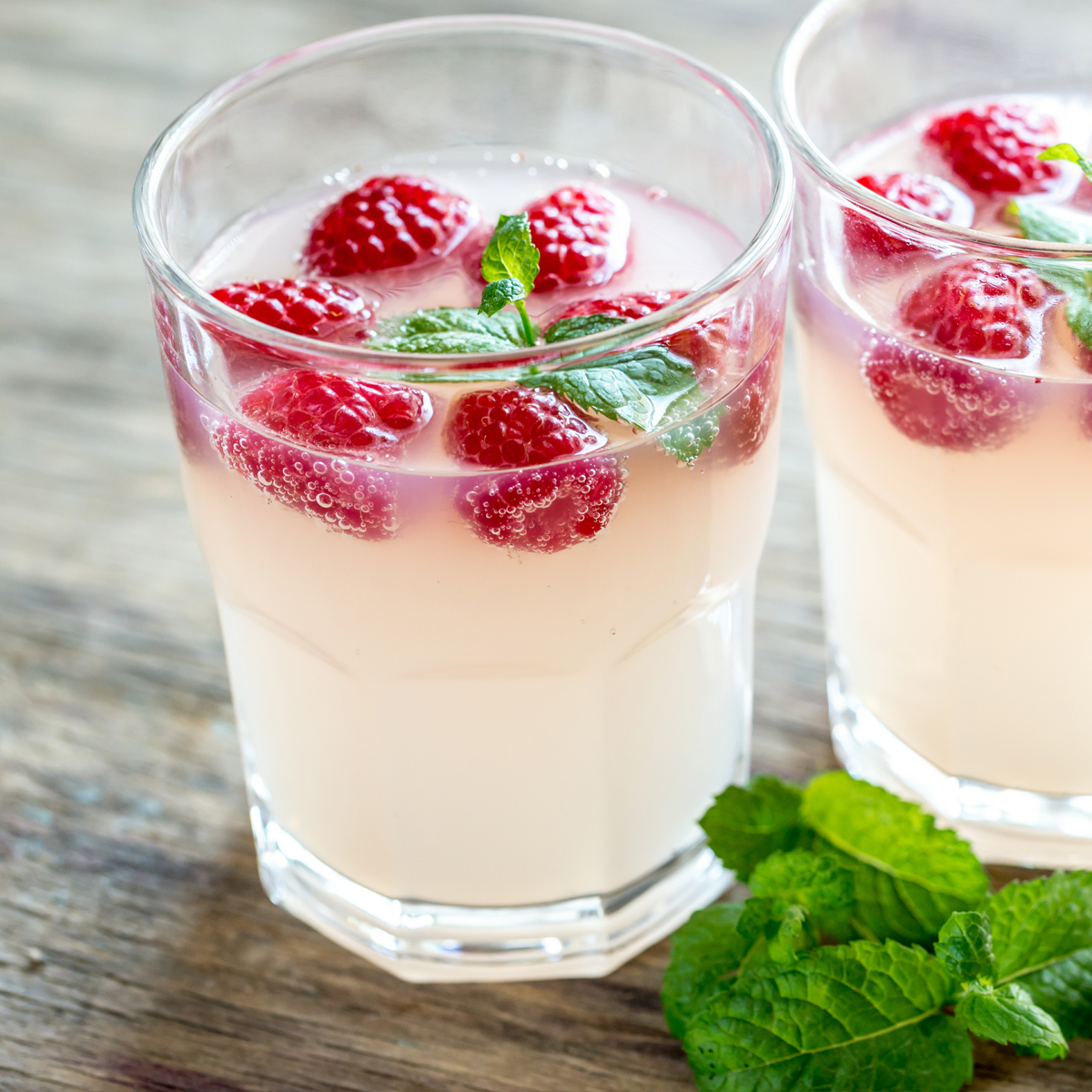 Gazirani Malina Limončelo (Sparkling Raspberry Limoncello)